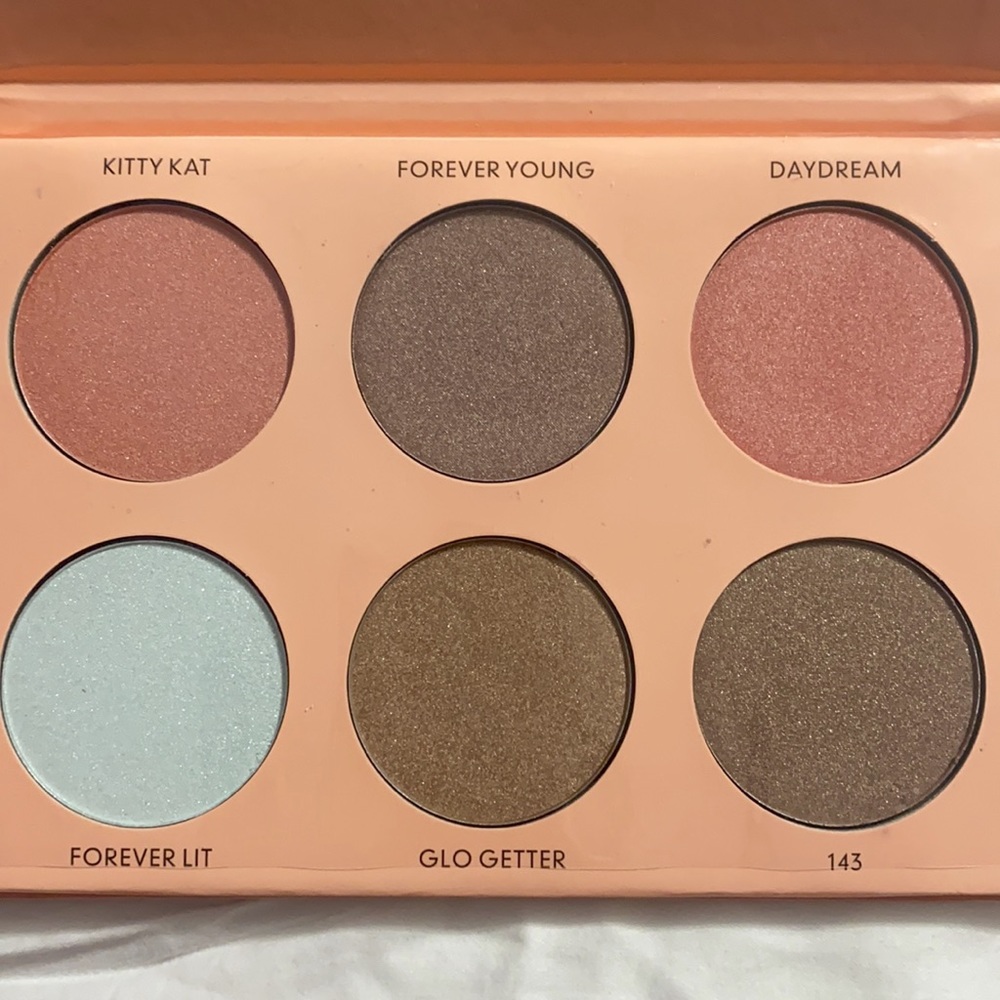 Anastasia Beverly Hills “Nicole Guerriero” glow kit